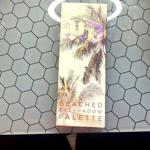 Urban decay beached eyeshadow pallet never used